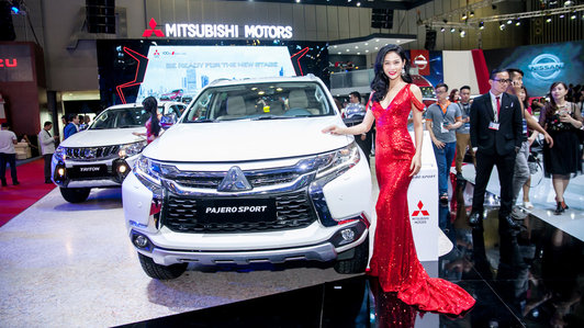 Mitsubishi Pajero Sport giảm giá kỷ lục gần 200 triệu tại Việt Nam cạnh tranh Toyota Fortuner