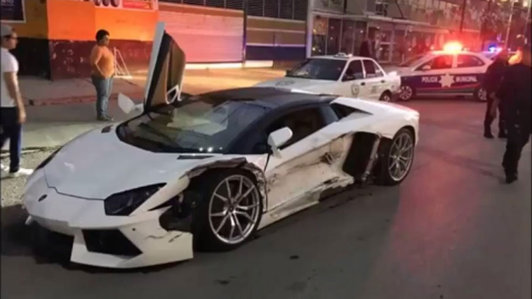 Taxi rẽ ẩu đâm móp siêu xe Lamborghini Aventador