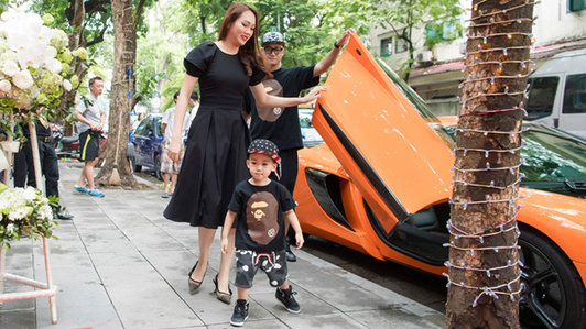 Chồng siêu mẫu Ngọc Thạch lái siêu xe 16 tỷ đồng đến chúc mừng vợ