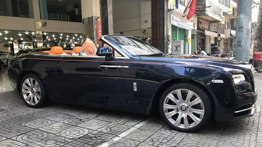Xe siêu sang mui trần Rolls-Royce Dawn độc nhất xuất hiện tại TP.HCM