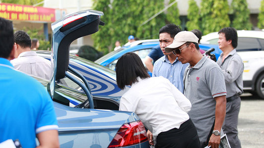 Khách Việt chê nhân viên bán xe chăm sóc chưa tận tình