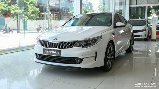 Kia Optima giảm giá còn 719 triệu đồng, rẻ hơn Mazda3