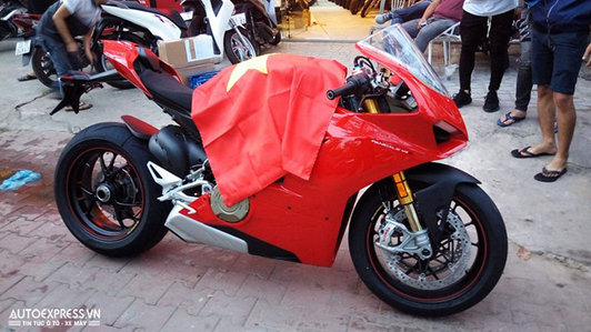Cận cảnh "hung thần" Ducati Panigale V4 S đầu tiên tại Việt Nam