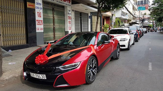 Dàn xe BMW i8 nổi bần bật tại một đám cưới ở TP HCM