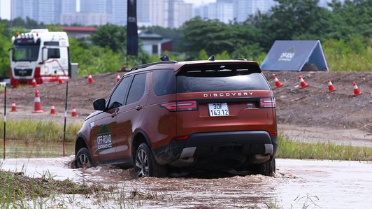 Mang Range Rover "tắm bùn, lội nước" ở Hà Nội
