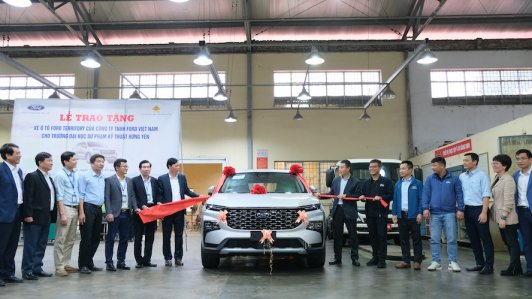 Ford Việt Nam trao tặng động cơ, hộp số và xe mới cho các trường kỹ thuật