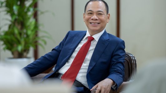 Bloomberg: Tỷ phú giàu nhất Việt Nam quyết tâm đi đến cùng cho giấc mơ xe điện